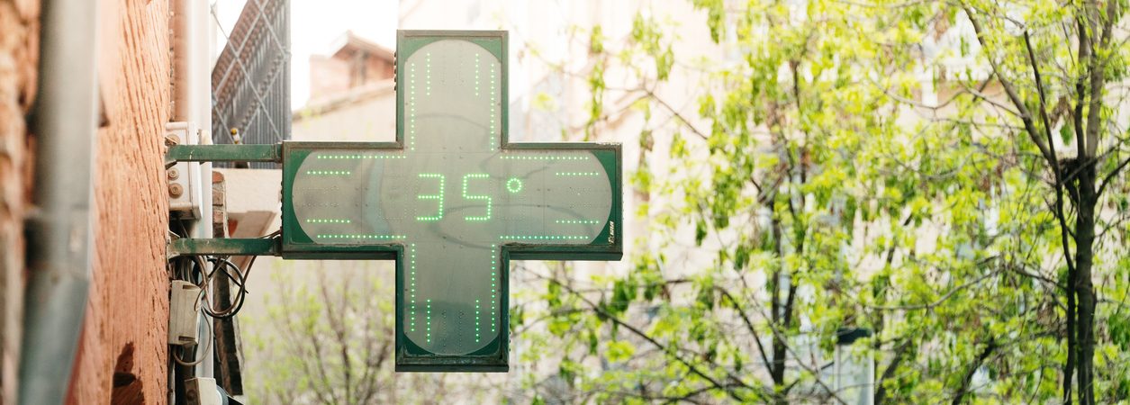 thermometer with high temperature in a city