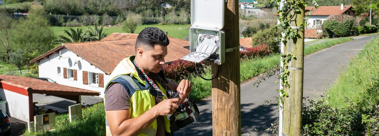 fiber optic technician fixing a fault in a distribution box