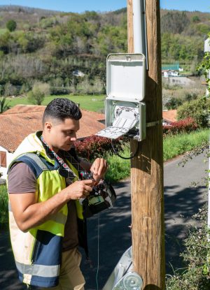 fiber optic technician fixing a fault in a distribution box