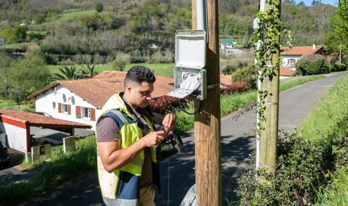 fiber optic technician fixing a fault in a distribution box