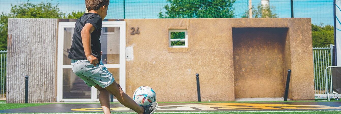 une replique de la lucarne d evry