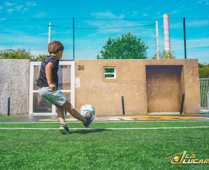 une replique de la lucarne d evry